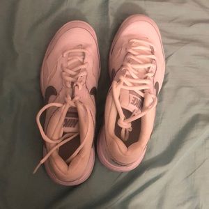 Women’s Nike Court Lite tennis shoe US 8.5